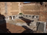 03265 ostia - regio i - insula xii - caseggiato dei triclini (i,xii,1) - via della forica - latrinen - bli ri nordosten - 01-2024.jpg